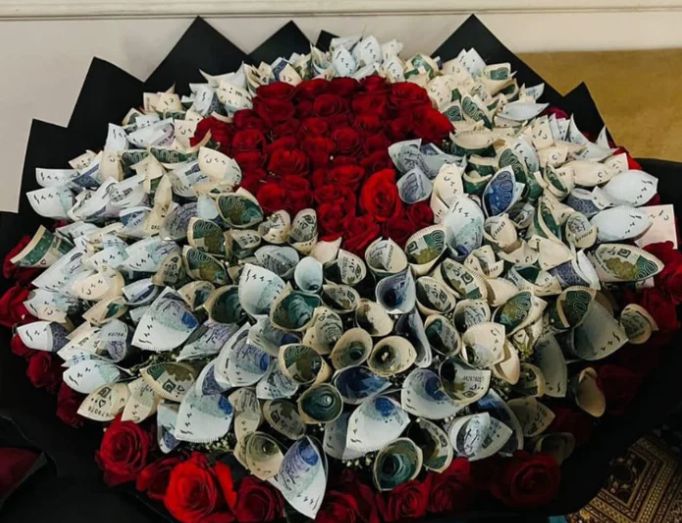 Luxury Cash Bouquet – 1 Lac Cash with Red Roses