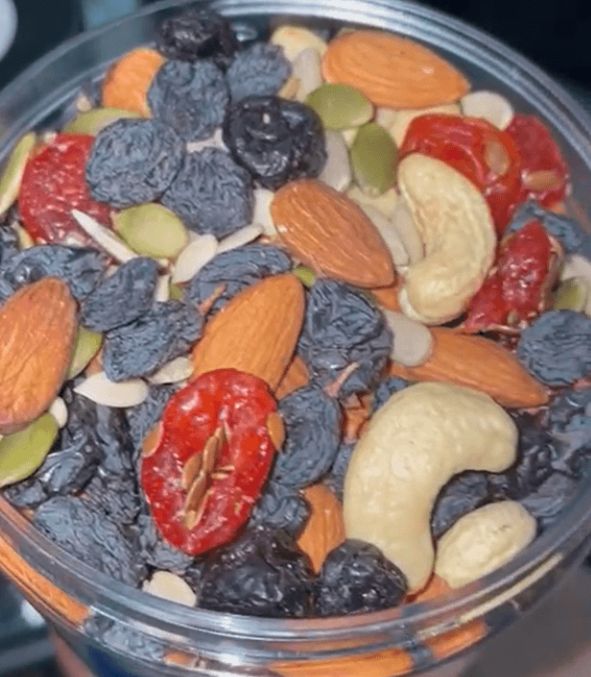 Mix Nuts Berries and Seeds — photo 2
